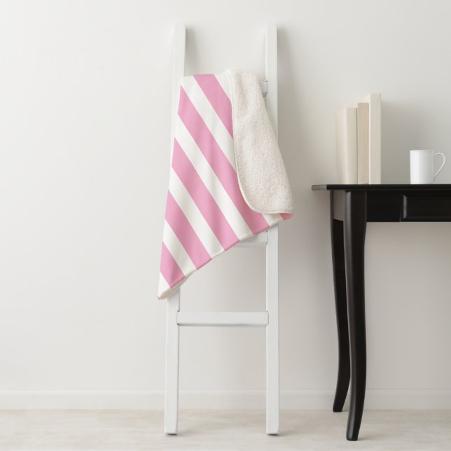Couverture Sherpa Classic rose clair et blanc rayé (En situation)