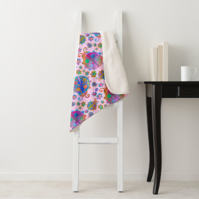 Couverture Sherpa Coccinelles parmi les fleurs sur un coucher de sol (En situation)