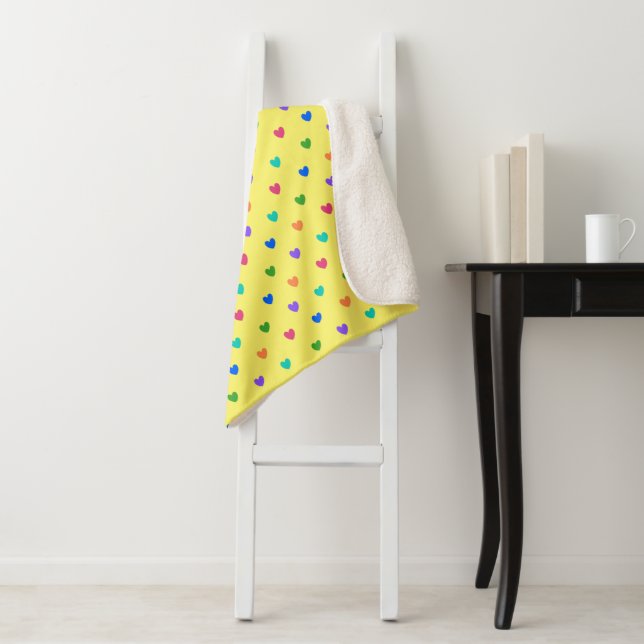 Couverture Sherpa Coeurs de polka arc-en-ciel sur jaune (En situation)