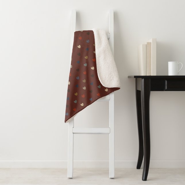 Couverture Sherpa Coeurs Polka sur kilim brown (En situation)