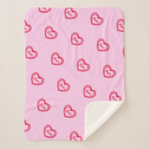 Coeurs rouges personnalisés sur un joli rose