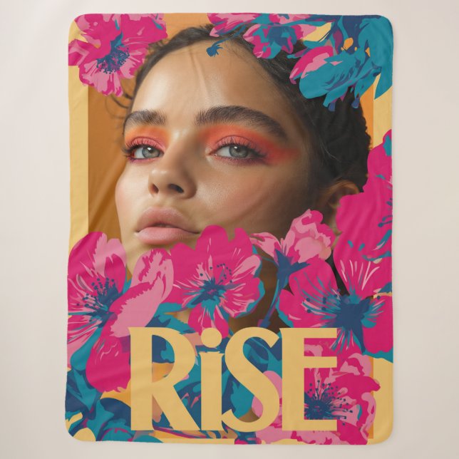 Couverture Sherpa Collage d'une femme avec des fleurs vibrantes (Devant)