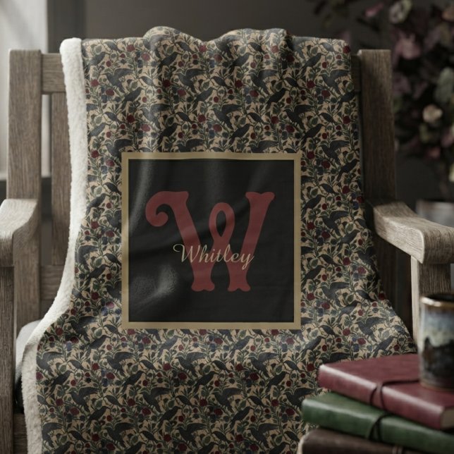 Couverture Sherpa Corbeau baroque Onyx lunatique (Baroque raven monogram sherpa blanket for dark academia students reading on cozy autumn evenings.)