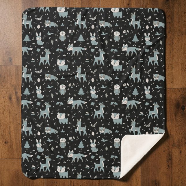 Couverture Sherpa Créatures mignonnes des bois à minuit (A cute woodland animal pattern of foxes, bears, deer, owls, bunnies, raccoons in black and blue.)