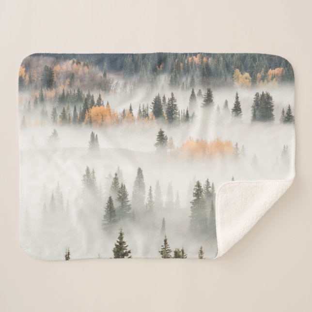 Couverture Sherpa Dawn Ground Fog Covers Mountain Forest (Devant (Horizontal))