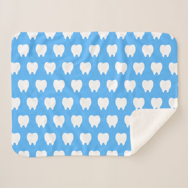 Couverture Sherpa Dent simple blanche avec motif bleu clair – Propre (Devant (Horizontal))