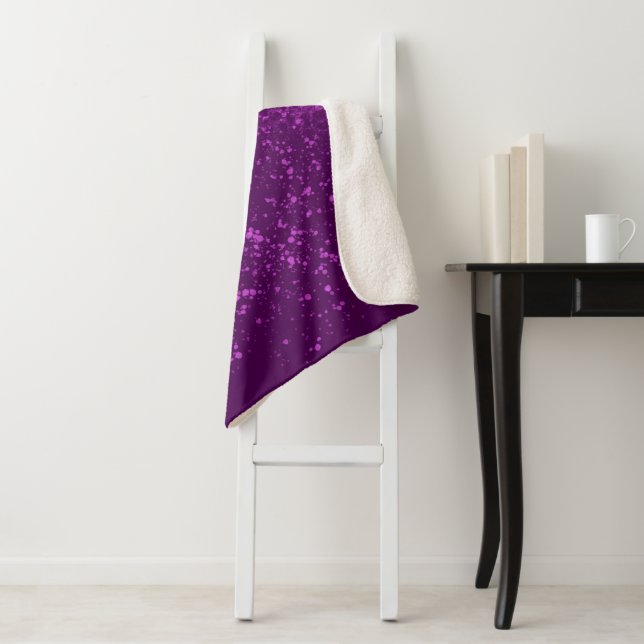 Couverture Sherpa Éclaboussure monochrome pourpre royal (En situation)