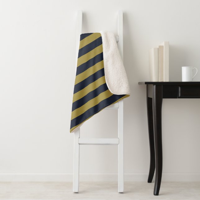 Couverture Sherpa Elégant Gold & Navy Blue Vertical Stripes (En situation)