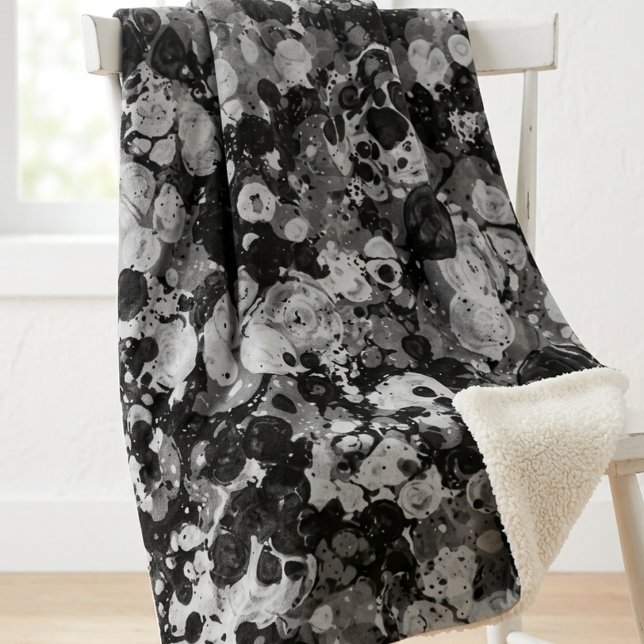 Couverture Sherpa Encre de marbre noir et gris abstrait moderne (A plush sherpa blanket with a swirling ink pattern, perfect for a cozy movie night at home.)