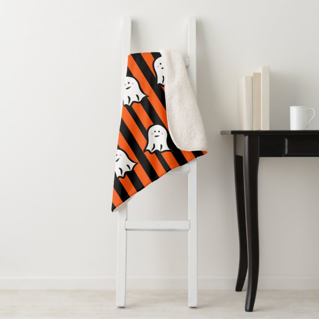 Couverture Sherpa Fantômes d'Halloween sur rayures noires et orange  (En situation)