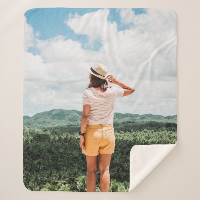 Couverture Sherpa Femme debout près des arbres (Devant)