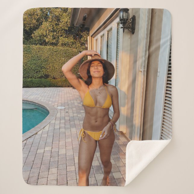 Couverture Sherpa Femme en bikini jaune debout sur le flo de brique  (Devant)