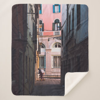 COUVERTURE SHERPA FEMME EN CHEMISE BLANCHE ET PANNES NOIRES MARCHANT