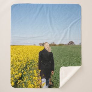Couverture Sherpa Femme en manteau noir debout sur un terrain d'herb