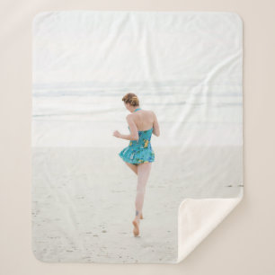 Couverture Sherpa Femme marchant sur le rivage près de la plage