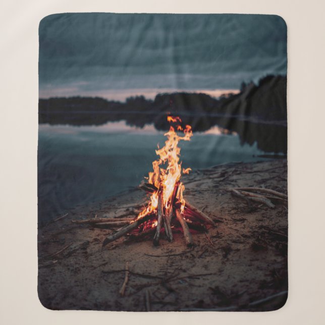 Couverture Sherpa Feu de feu près du plan d'eau pendant la nuit (Devant)