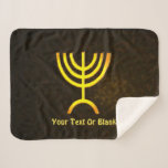 Couverture Sherpa Flamme de Menorah<br><div class="desc">Un rendu numérique brun et or de la menorah juive à sept branches (hébreu : מְ נ וֹ רָ ‎). Ajoutez votre propre texte. La menorah à sept branches, utilisée dans le sanctuaire portatif mis en place par Moïse dans le désert et plus tard dans le Temple de Jérusalem, est...</div>