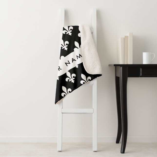 Couverture Sherpa Fleur de Lis, Blanc sur Noir, Blanc, Votre Nom (En situation)