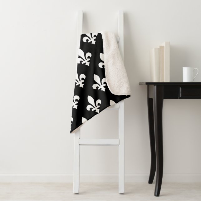 Couverture Sherpa Fleur de Lis Motif, Royal French, Blanc sur Noir (En situation)