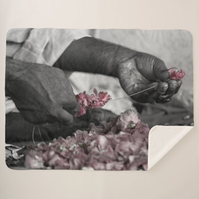 Couverture Sherpa Fleur grise et rose dans les mains (Devant (Horizontal))