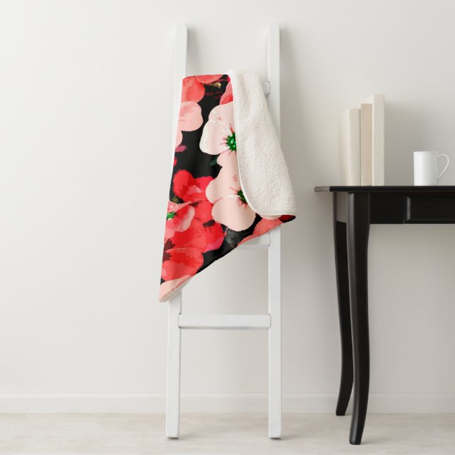 Couverture Sherpa Fleur rouge aquarelle (En situation)