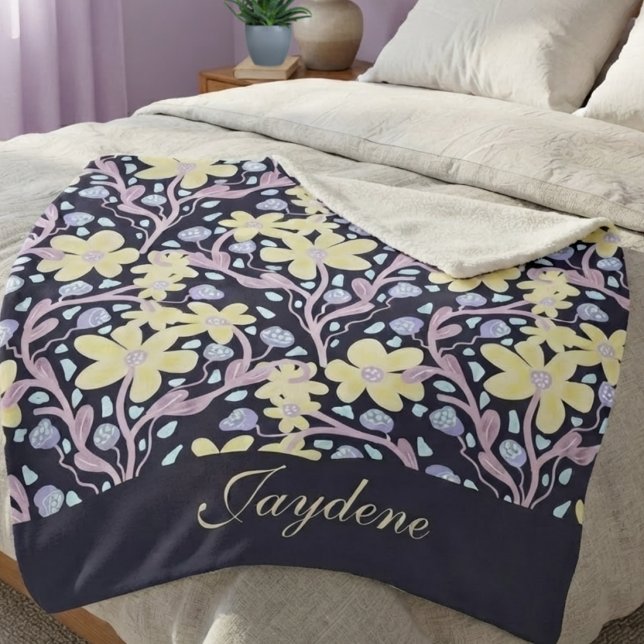 Couverture Sherpa Fleurs au pastel jaune parmi les vignes (Gorgeous gift with hand drawn flowers in pastel colors and a place to personalize it with anything.)