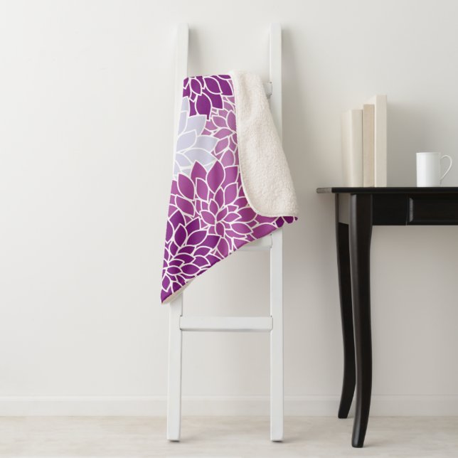 Couverture Sherpa Fleurs Dahlia, Motif De Fleurs, Dahlia Violet (En situation)