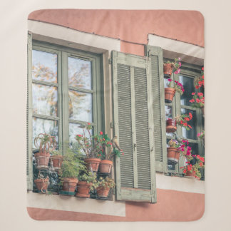 COUVERTURE SHERPA FLEURS DE COULEUR ASSORTÉE DANS UN VASE PRÈS DE LA