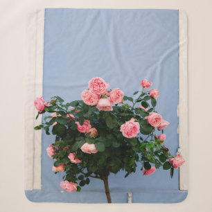 Couverture Sherpa Fleurs rouges avec feuilles verts sur mur bleu