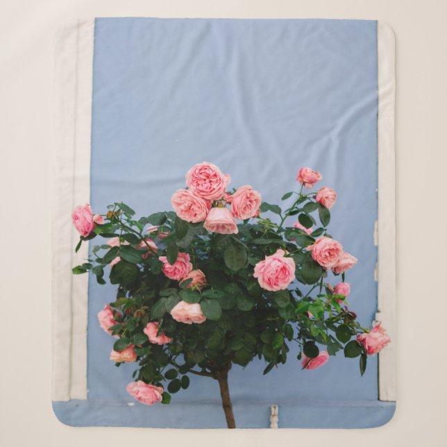 Couverture Sherpa Fleurs rouges avec feuilles verts sur mur bleu (Devant)
