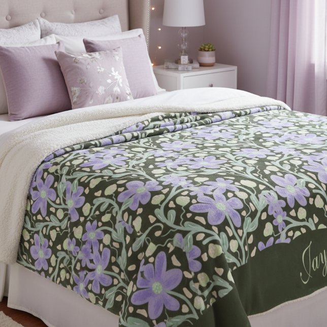 Couverture Sherpa Fleurs violettes parmi les vignes (Feminine purple lilac flowers with vines are both pretty and whimsical. Great for any girls room.)