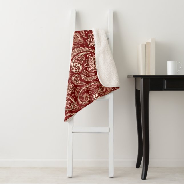 Couverture Sherpa Foncé Rouge Et Beige Paisley (En situation)
