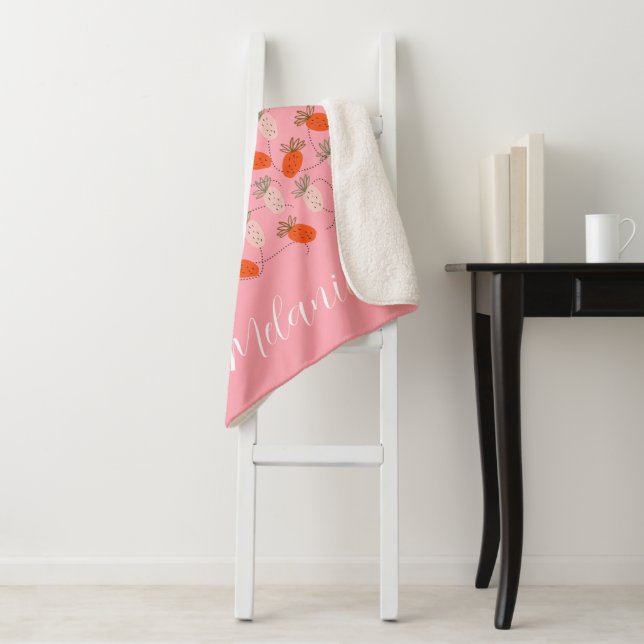 Couverture Sherpa Fraises Rose Blanc Motif Doodle    (En situation)