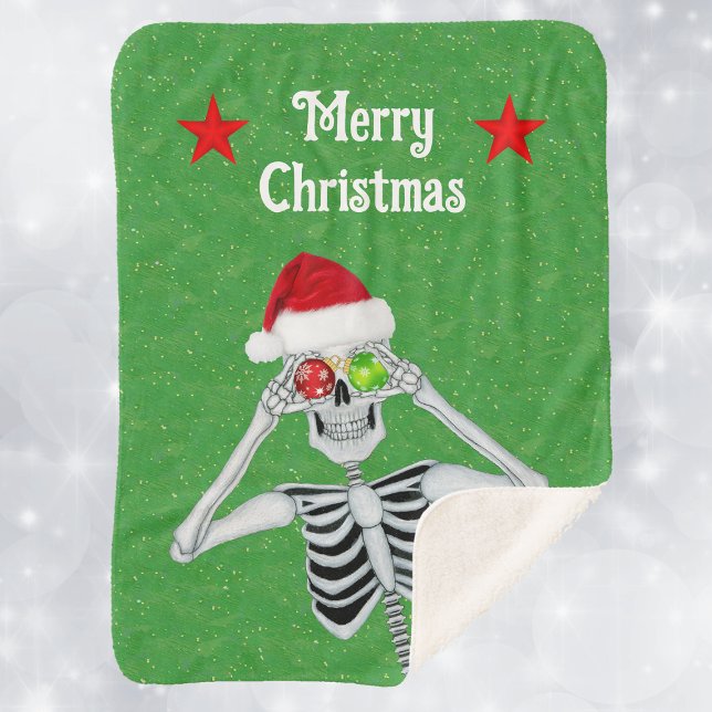 Couverture Sherpa Fun Noël Squelette Ornament Eyeballs Red Stars (Funny skeleton ornament eye balls Santa hat red stars on Merry Christmas green sherpa blanket.)