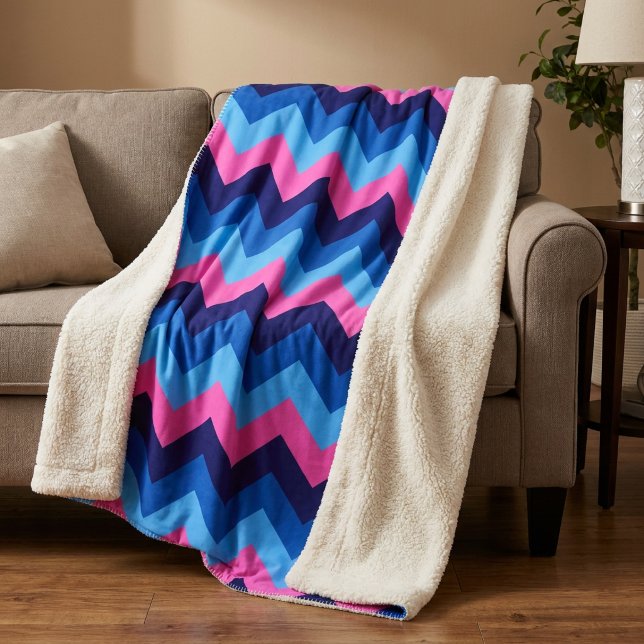 Couverture Sherpa Grande aux Chevron Bleu Rose (Cool Blue Pink Chevrons Large Sherpa Blanket draped on sofa in a living room.)