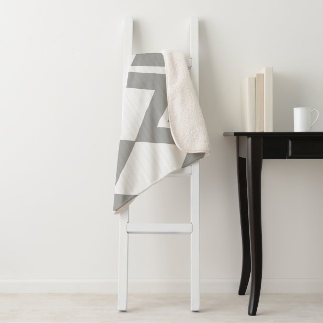 Couverture Sherpa Gris et blanc Abstrait Chevron Diamants modernes (En situation)