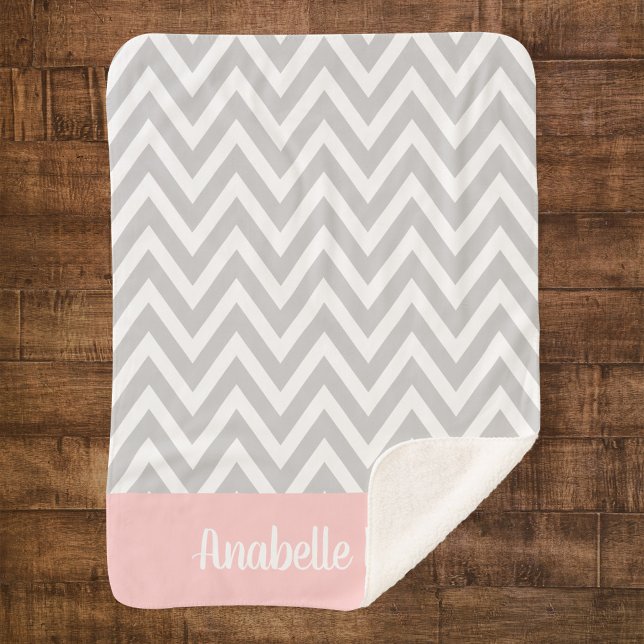 Couverture Sherpa Gris et rose chevron bébé monogrammé (Créateur téléchargé)
