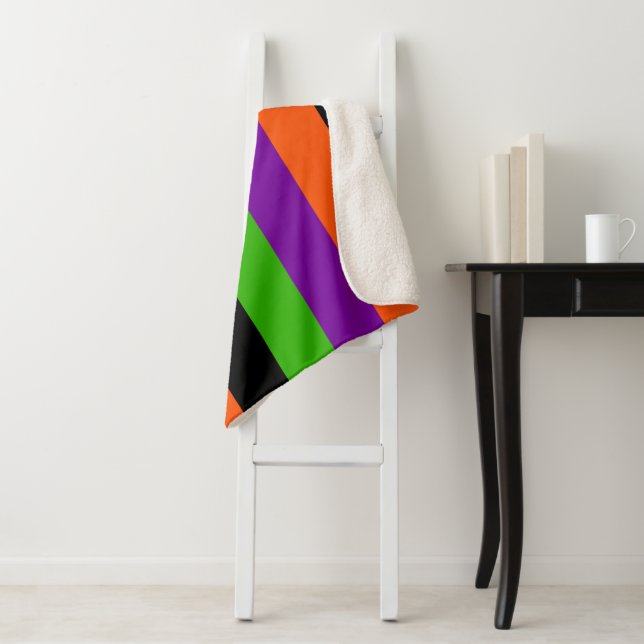 Couverture Sherpa Halloween Stripes in Classic Colors (En situation)