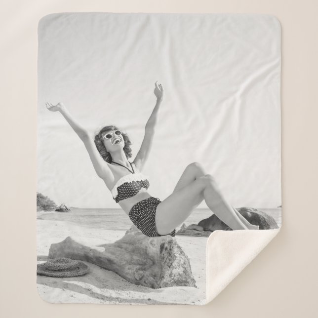 Couverture Sherpa Jeune femme attirante en bikini sur la plage (Devant)