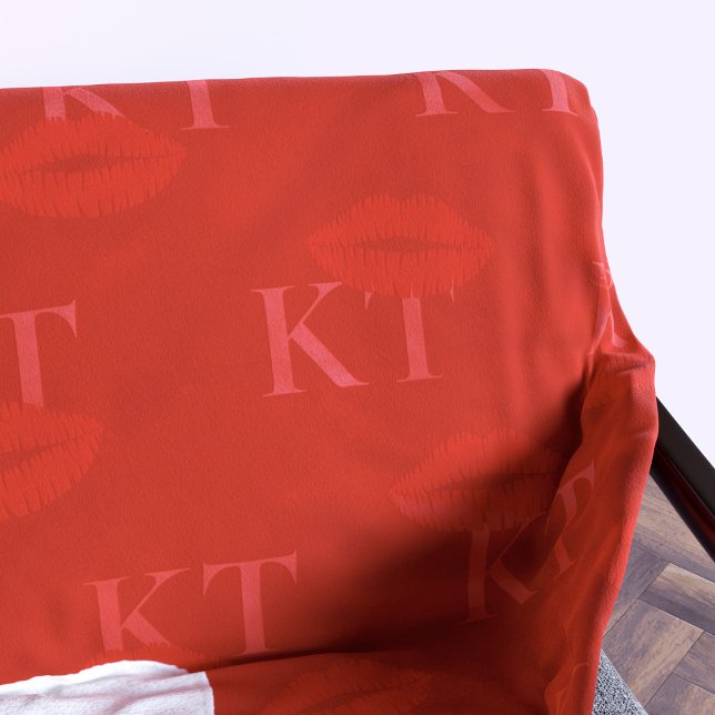 Couverture Sherpa Jote Rouge Lipstick Baisers Lips Motif Monogramme (Add your initials to this red sherpa blanket covered in lipstick kisses)