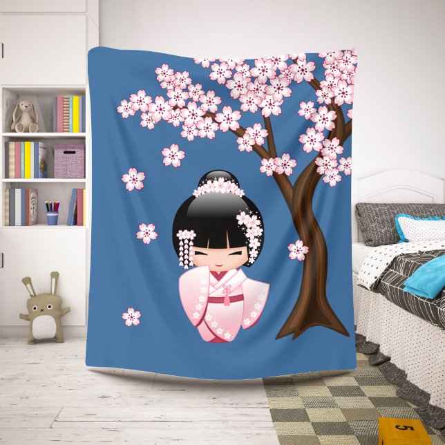 Couverture Sherpa Kimonon rose Kawaii Poupée Kokeshi sur fond bleu (Créateur téléchargé)