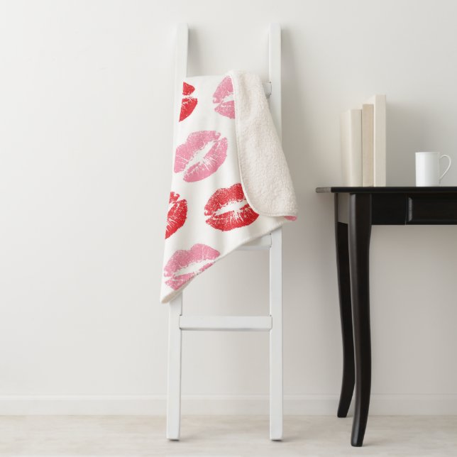 Couverture Sherpa Lèvres rouges et roses, Motif des lèvres, bâton à  (En situation)