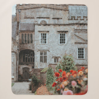 Couverture Sherpa MAISON Brown EN BRIQUE PRÈS DES FLEURS ROUGES
