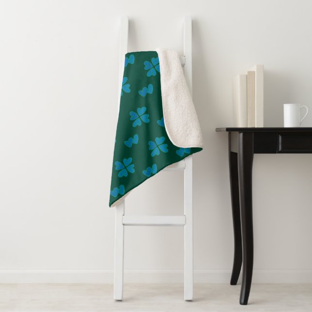 Couverture Sherpa Mazipoodles Dusty Coeurs Bleus Sur Vert Foncé (En situation)