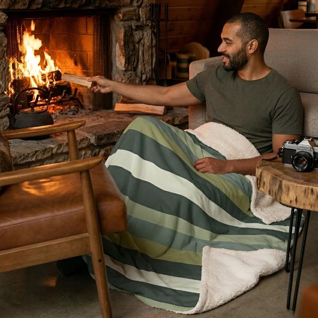 Couverture Sherpa Moderna Linear | Vieilli Sage & Mousses d'Hiver (Lifestyle Shot (medium shown))