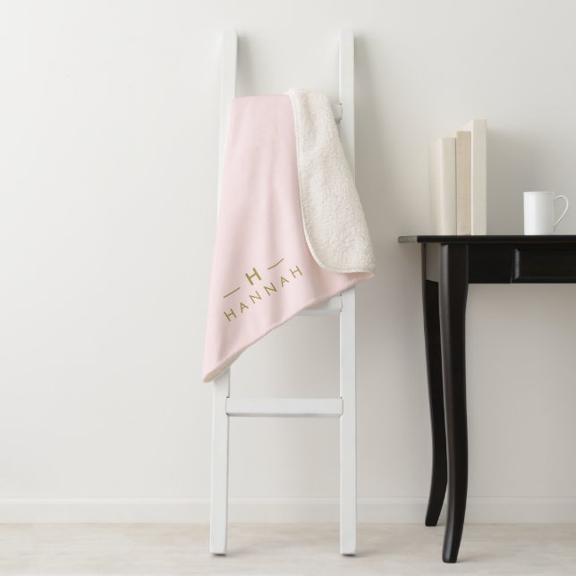 Couverture Sherpa Monogram Blush | Elegant Gold Minimum (En situation)