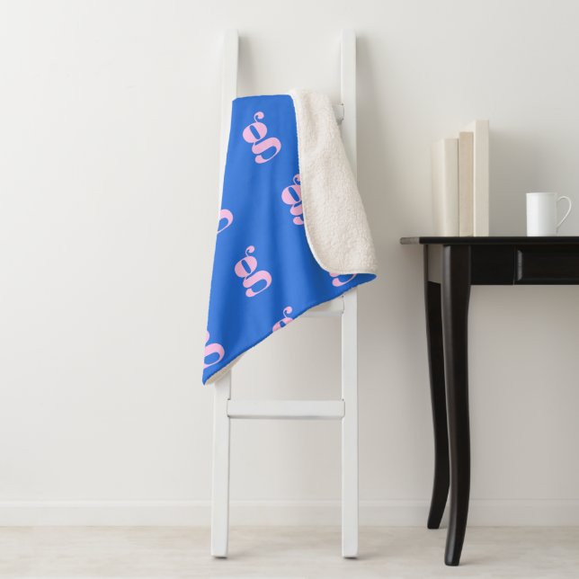 Couverture Sherpa Monogramme Moderne Lettre Initiale Bleu Clair Rose (En situation)