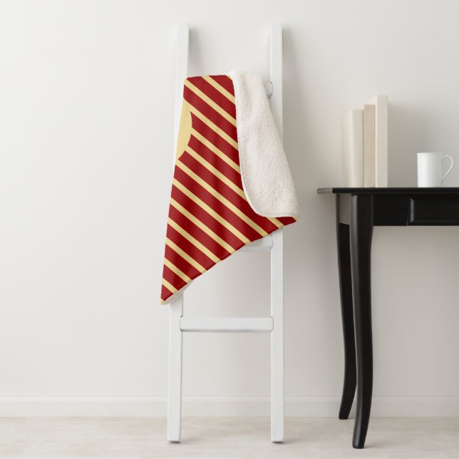 Couverture Sherpa Monogramme Vintage Golden Stripes sur rouge (En situation)