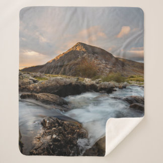 Couverture Sherpa MONTAGNE Brown PRÈS DU CORPS D'EAU SOUS LE CIEL NU