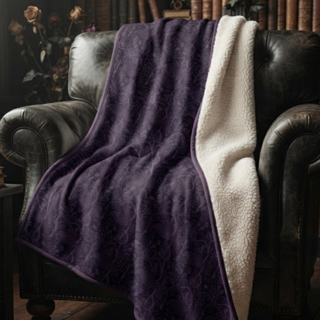 Couverture Sherpa Motif damassé gothique prune lunatique (Gothic damask sherpa blanket with cream backing for dark academia birthday celebrations.)